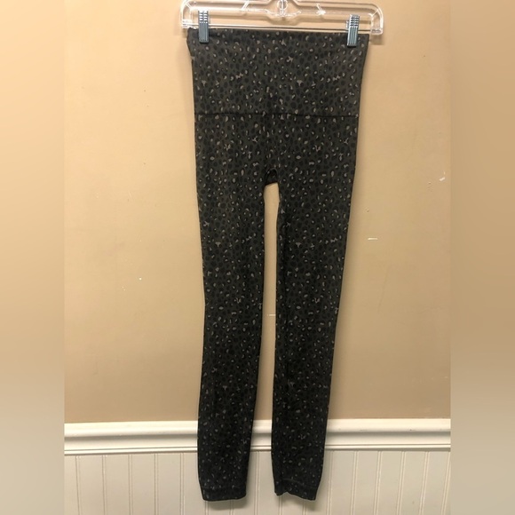 Spanx Look At Me Now Seamless Olive Leopard Print Leggings Size M NWOT - Picture 1 of 4